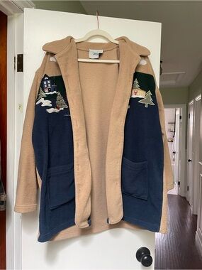 Cozy Ovversized Two-Tone Fleece Coat with Winter Appliqué - Beige & Navy